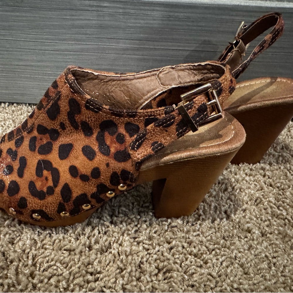 Nature Breeze Leopard Print Clogs with Buckle